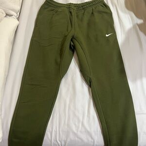 Men’s Nike Olive Club Fleece Tapered Leg